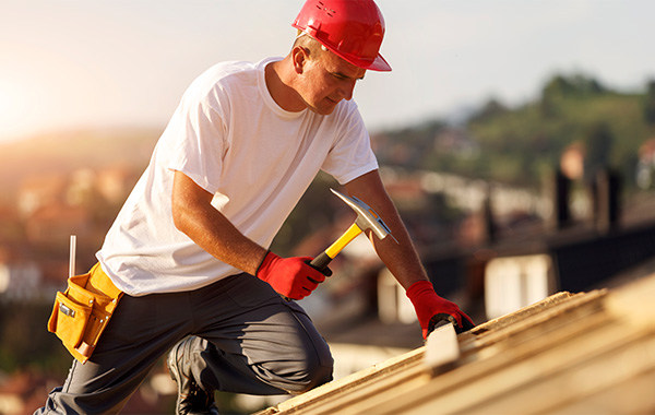 winrento - einfach. handwerken. Dachdecker mit Hammer bei der Arbeit